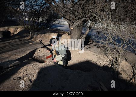©PHOTOPQR/LE PARISIEN/Philippe de Poulpiquet ; Kiev ; 28/02/2022 ; Kiev (Ukraine), le 28 février 2022. UN volontaire de la défense territoriale sort d'une tranchée, remplies de cocktails Molotov, creusée le long d'une Avenue dans le Nord de Kiev. - Russland Ukraine Krieg 28. Februar 2022 Stockfoto