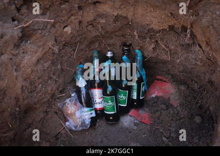 ©PHOTOPQR/LE PARISIEN/Philippe de Poulpiquet ; Kiev ; 28/02/2022 ; Kiev (Ukraine), le 28 février 2022. Des Cocktails Molotov préparés dans une tranchée sur un carrefour au nord de Kiev. - Russland Ukraine Krieg 28. Februar 2022 Stockfoto