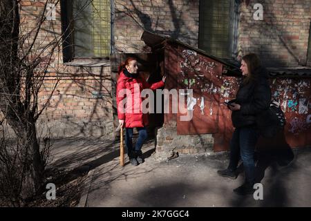 ©PHOTOPQR/LE PARISIEN/Philippe de Poulpiquet ; Kiev ; 28/02/2022 ; Kiev (Ukraine), le 28 février 2022. Natacha, 35 ans, Garde l'entrée de l'Abri anti bombe du quartier, armée d'une batte de base Ball. - Russland Ukraine Krieg 28. Februar 2022 Stockfoto