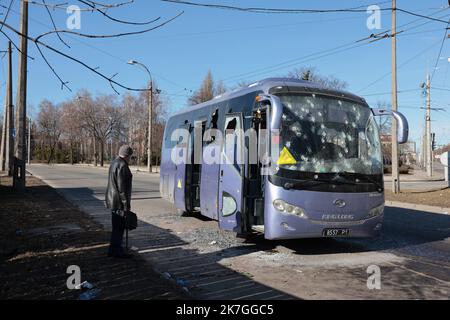 ©PHOTOPQR/LE PARISIEN/Philippe de Poulpiquet ; Kiev ; 28/02/2022 ; Kiev (Ukraine), le 28 février 2022. UN Bus a été criblé de balles sur un carrefour dans le nord de Kiev, le conducteur a été tué. - Russland Ukraine Krieg 28. Februar 2022 Stockfoto