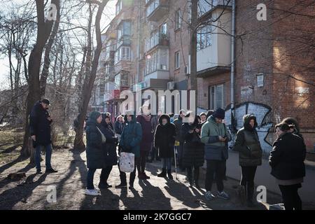 ©PHOTOPQR/LE PARISIEN/Philippe de Poulpiquet ; Kiev ; 28/02/2022 ; Kiev (Ukraine), le 28 février 2022. Des dixaines de femmes et d'hommes attendent devant un magasin d'alimentation, entre deux Sirènes d'alerte signalant des Bombardements. - Russland Ukraine Krieg 28. Februar 2022 Stockfoto