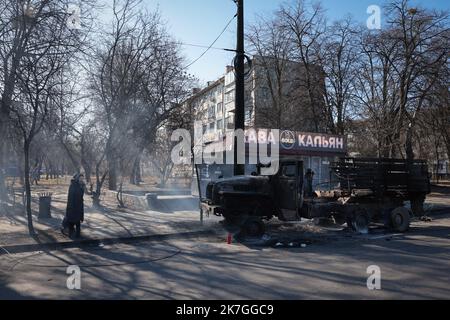 ©PHOTOPQR/LE PARISIEN/Philippe de Poulpiquet ; Kiev ; 28/02/2022 ; Kiev (Ukraine), le 28 février 2022. UN camion militaire russe détruit sur un carrefour au nord de Kiev. - Russland Ukraine Krieg 28. Februar 2022 Stockfoto
