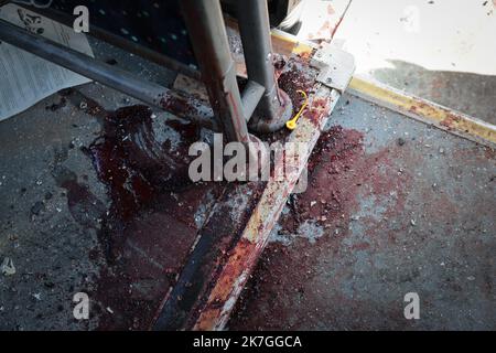 ©PHOTOPQR/LE PARISIEN/Philippe de Poulpiquet ; Kiev ; 28/02/2022 ; Kiev (Ukraine), le 28 février 2022. Une marre de sang à l'intérieur d'un Bus criblé de balles au nord de Kiev, le conducteur a été tué. - Russland Ukraine Krieg 28. Februar 2022 Stockfoto