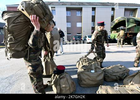 ©PHOTOPQR/LA MONTAGNE/Stéphanie para ; ; 01/03/2022 ; Illustration depart 100 soldats 126 RI pour base OTAN Roumanie dans le cadre du conflit entre Ukraine et Russie . Regiment infanterie, Bisons, Armée francaise, militaires, conflit, Guerre, caserne Laporte, unifome, chargement matriel et paquetage, Brive, le 01/03/2022, Brive, Frankreich, 1. 2022. märz Ukraine: Hundert Soldaten des Infanterieregiments von 126. ziehen nach Rumänien Stockfoto