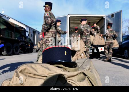 ©PHOTOPQR/LA MONTAGNE/Stéphanie para ; ; 01/03/2022 ; Illustration depart 100 soldats 126 RI pour base OTAN Roumanie dans le cadre du conflit entre Ukraine et Russie . Regiment infanterie, Bisons, Armée francaise, militaires, conflit, Guerre, caserne Laporte, unifome, chargement matriel et paquetage, Brive, le 01/03/2022, Foto stephanie para - Brive, Frankreich, 1. 2022. märz Ukraine: Hundert Soldaten des Infanterieregiments von 126. ziehen nach Rumänien Stockfoto