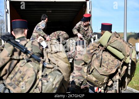 ©PHOTOPQR/LA MONTAGNE/Stéphanie para ; ; 01/03/2022 ; Illustration depart 100 soldats 126 RI pour base OTAN Roumanie dans le cadre du conflit entre Ukraine et Russie . Regiment infanterie, Bisons, Armée francaise, militaires, conflit, Guerre, caserne Laporte, unifome, chargement matriel et paquetage, Brive, le 01/03/2022, Foto stephanie para - Brive, Frankreich, 1. 2022. märz Ukraine: Hundert Soldaten des Infanterieregiments von 126. ziehen nach Rumänien Stockfoto