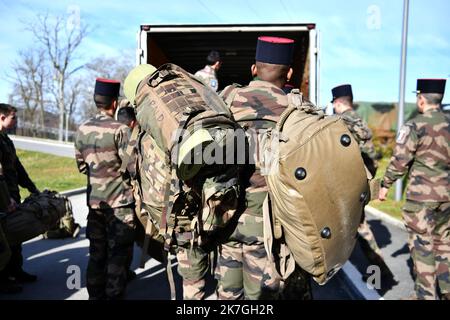 ©PHOTOPQR/LA MONTAGNE/Stéphanie para ; ; 01/03/2022 ; Illustration depart 100 soldats 126 RI pour base OTAN Roumanie dans le cadre du conflit entre Ukraine et Russie . Regiment infanterie, Bisons, Armée francaise, militaires, conflit, Guerre, caserne Laporte, unifome, chargement matriel et paquetage, Brive, le 01/03/2022, Foto stephanie para - Brive, Frankreich, 1. 2022. märz Ukraine: Hundert Soldaten des Infanterieregiments von 126. ziehen nach Rumänien Stockfoto