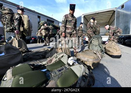 ©PHOTOPQR/LA MONTAGNE/Stéphanie para ; ; 01/03/2022 ; Illustration depart 100 soldats 126 RI pour base OTAN Roumanie dans le cadre du conflit entre Ukraine et Russie . Regiment infanterie, Bisons, Armée francaise, militaires, conflit, Guerre, caserne Laporte, unifome, chargement matriel et paquetage, Brive, le 01/03/2022, Foto stephanie para - Brive, Frankreich, 1. 2022. märz Ukraine: Hundert Soldaten des Infanterieregiments von 126. ziehen nach Rumänien Stockfoto