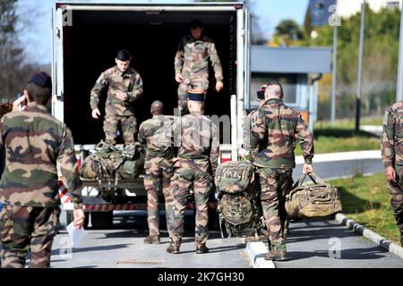 ©PHOTOPQR/LA MONTAGNE/Stéphanie para ; ; 01/03/2022 ; Illustration depart 100 soldats 126 RI pour base OTAN Roumanie dans le cadre du conflit entre Ukraine et Russie . Regiment infanterie, Bisons, Armée francaise, militaires, conflit, Guerre, caserne Laporte, unifome, chargement matriel et paquetage, Brive, le 01/03/2022, Foto stephanie para - Brive, Frankreich, 1. 2022. märz Ukraine: Hundert Soldaten des Infanterieregiments von 126. ziehen nach Rumänien Stockfoto