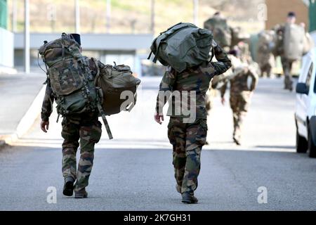 ©PHOTOPQR/LA MONTAGNE/Stéphanie para ; ; 01/03/2022 ; Illustration depart 100 soldats 126 RI pour base OTAN Roumanie dans le cadre du conflit entre Ukraine et Russie . Regiment infanterie, Bisons, Armée francaise, militaires, conflit, Guerre, caserne Laporte, unifome, chargement matriel et paquetage, Brive, le 01/03/2022, Foto stephanie para - Brive, Frankreich, 1. 2022. märz Ukraine: Hundert Soldaten des Infanterieregiments von 126. ziehen nach Rumänien Stockfoto