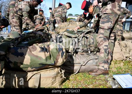 ©PHOTOPQR/LA MONTAGNE/Stéphanie para ; ; 01/03/2022 ; Illustration depart 100 soldats 126 RI pour base OTAN Roumanie dans le cadre du conflit entre Ukraine et Russie . Regiment infanterie, Bisons, Armée francaise, militaires, conflit, Guerre, caserne Laporte, unifome, chargement matriel et paquetage, Brive, le 01/03/2022, Foto stephanie para - Brive, Frankreich, 1. 2022. märz Ukraine: Hundert Soldaten des Infanterieregiments von 126. ziehen nach Rumänien Stockfoto