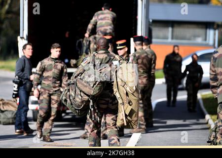 ©PHOTOPQR/LA MONTAGNE/Stéphanie para ; ; 01/03/2022 ; Illustration depart 100 soldats 126 RI pour base OTAN Roumanie dans le cadre du conflit entre Ukraine et Russie . Regiment infanterie, Bisons, Armée francaise, militaires, conflit, Guerre, caserne Laporte, unifome, chargement matriel et paquetage, Brive, le 01/03/2022, Foto stephanie para - Brive, Frankreich, 1. 2022. märz Ukraine: Hundert Soldaten des Infanterieregiments von 126. ziehen nach Rumänien Stockfoto