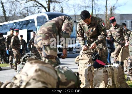 ©PHOTOPQR/LA MONTAGNE/Stéphanie para ; ; 01/03/2022 ; Illustration depart 100 soldats 126 RI pour base OTAN Roumanie dans le cadre du conflit entre Ukraine et Russie . Regiment infanterie, Bisons, Armée francaise, militaires, conflit, Guerre, caserne Laporte, unifome, chargement matriel et paquetage, Brive, le 01/03/2022, Foto stephanie para - Brive, Frankreich, 1. 2022. märz Ukraine: Hundert Soldaten des Infanterieregiments von 126. ziehen nach Rumänien Stockfoto