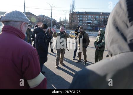 ©PHOTOPQR/LE PARISIEN/Philippe de Poulpiquet ; Kiev ; 28/02/2022 ; Kiev (Ukraine), le 28 février 2022. Des volontaires de la défense territoriale s'organizent pour défendre lequartier le long d'une Avenue en face de la télévision nationale de Kiev. - Ukraine 1. März 2022 Kiews Freiwillige Verteidigungseinheiten Stockfoto