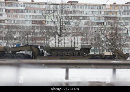 ©PHOTOPQR/LE PARISIEN/Philippe de Poulpiquet ; Kiev ; 01/03/2022 ; Kiev (Ukraine), le 01 mars 2022. UN char ukrainien est transporté sur un camion dans le nord de la capitale, alors qu'une importante colonne de chars russes s'approche de la capitale ukrainienne. - Ukraine 1. März 2022 Kiews Freiwillige Verteidigungseinheiten Stockfoto