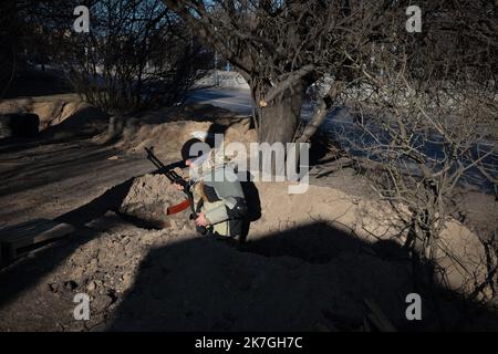 ©PHOTOPQR/LE PARISIEN/Philippe de Poulpiquet ; Kiev ; 28/02/2022 ; Kiev (Ukraine), le 28 février 2022. UN volontaire de la défense territoriale sort d'une tranchée, remplie de cocktails Molotov, creusée le long d'une Avenue en face de la télévision nationale de Kiev. - Ukraine 1. März 2022 Kiews Freiwillige Verteidigungseinheiten Stockfoto