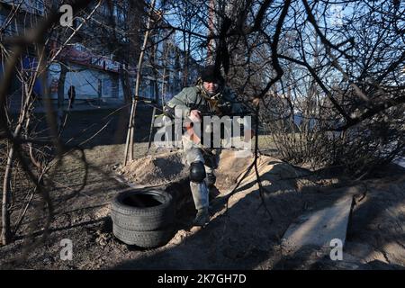 ©PHOTOPQR/LE PARISIEN/Philippe de Poulpiquet ; Kiev ; 28/02/2022 ; Kiev (Ukraine), le 28 février 2022. UN volontaire de la défense territoriale sort d'une tranchée, remplie de cocktails Molotov, creusée le long d'une Avenue en face de la télévision nationale de Kiev. - Ukraine 1. März 2022 Kiews Freiwillige Verteidigungseinheiten Stockfoto