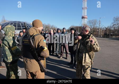 ©PHOTOPQR/LE PARISIEN/Philippe de Poulpiquet ; Kiev ; 28/02/2022 ; Kiev (Ukraine), le 28 février 2022. Des volontaires de la défense territoriale s'organizent pour défendre le quartier le long d'une Avenue en face de la télévision nationale de Kiev. - Ukraine 1. März 2022 Kiews Freiwillige Verteidigungseinheiten Stockfoto