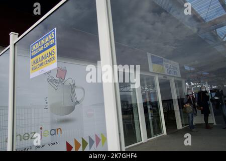 ©Michael Bunel / Le Pictorium/MAXPPP - Beauvais 02/03/2022 Michael Bunel / Le Pictorium - 2/3/2022 - Frankreich / Oise / Beauvais - Suite au conflit entre la Russie et l'Ukraine, la france se prepare a recevoir des milliers de refugies Ukrainiens. Panneau sur le dispositif a l'aeroprt de Beauvais / 2/3/2022 - Frankreich / Oise / Beauvais - nach dem Konflikt zwischen Russland und der Ukraine bereitet sich Frankreich auf die Aufnahme tausender ukrainischer Flüchtlinge vor. Melden Sie das Gerät am Flughafen Beauvais an Stockfoto