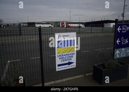 ©Michael Bunel / Le Pictorium/MAXPPP - Beauvais 02/03/2022 Michael Bunel / Le Pictorium - 2/3/2022 - Frankreich / Oise / Beauvais - Suite au conflit entre la Russie et l'Ukraine, la france se prepare a recevoir des milliers de refugies Ukrainiens. Panneau sur le dispositif a l'aeroprt de Beauvais / 2/3/2022 - Frankreich / Oise / Beauvais - nach dem Konflikt zwischen Russland und der Ukraine bereitet sich Frankreich auf die Aufnahme tausender ukrainischer Flüchtlinge vor. Melden Sie das Gerät am Flughafen Beauvais an Stockfoto