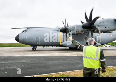 ©PHOTOPQR/BERRY REPUBLICAIN/Pierrick DELOBELLE ; ; 03/03/2022 ; Chargement à Avord de dix Tons de munition dans un avion militaire Airbus A400M à Destination des soldats français à Constanta sur la base aérienne avancée de l'Otan en Roumanie, le 03-03-22 sur la base aérienne 702 d'Avord Avord, Frankreich, märz 3. 2022 Verladung von zehn Tonnen Munitionsmenge in einem Airbus A400M-Militärflugzeug, das am 03-03-22 auf dem Luftwaffenstützpunkt 702 von Avord nach französischen Soldaten in Constanta auf dem vorderen Luftwaffenstützpunkt der NATO in Rumänien abflog Stockfoto