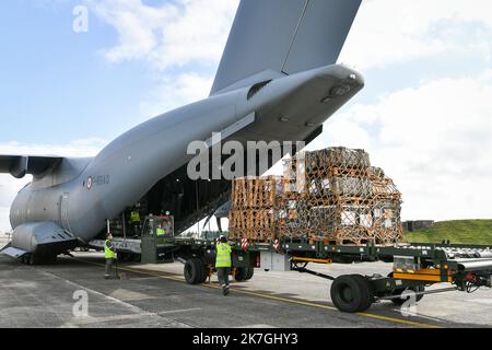 ©PHOTOPQR/BERRY REPUBLICAIN/Pierrick DELOBELLE ; ; 03/03/2022 ; Chargement à Avord de dix Tons de munition dans un avion militaire Airbus A400M à Destination des soldats français à Constanta sur la base aérienne avancée de l'Otan en Roumanie, le 03-03-22 sur la base aérienne 702 d'Avord Avord, Frankreich, märz 3. 2022 Verladung von zehn Tonnen Munitionsmenge in einem Airbus A400M-Militärflugzeug, das am 03-03-22 auf dem Luftwaffenstützpunkt 702 von Avord nach französischen Soldaten in Constanta auf dem vorderen Luftwaffenstützpunkt der NATO in Rumänien abflog Stockfoto