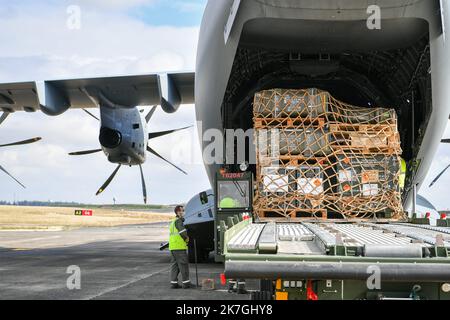 ©PHOTOPQR/BERRY REPUBLICAIN/Pierrick DELOBELLE ; ; 03/03/2022 ; Chargement à Avord de dix Tons de munition dans un avion militaire Airbus A400M à Destination des soldats français à Constanta sur la base aérienne avancée de l'Otan en Roumanie, le 03-03-22 sur la base aérienne 702 d'Avord Avord, Frankreich, märz 3. 2022 Verladung von zehn Tonnen Munitionsmenge in einem Airbus A400M-Militärflugzeug, das am 03-03-22 auf dem Luftwaffenstützpunkt 702 von Avord nach französischen Soldaten in Constanta auf dem vorderen Luftwaffenstützpunkt der NATO in Rumänien abflog Stockfoto