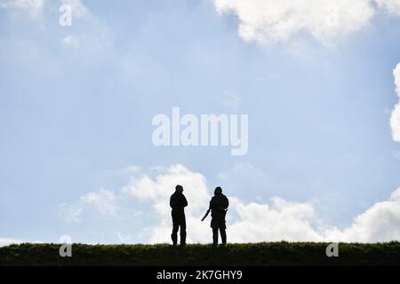 ©PHOTOPQR/BERRY REPUBLICAIN/Pierrick DELOBELLE ; ; 03/03/2022 ; Chargement à Avord de dix Tons de munition dans un avion militaire Airbus A400M à Destination des soldats français à Constanta sur la base aérienne avancée de l'Otan en Roumanie, le 03-03-22 sur la base aérienne 702 d'Avord Avord, Frankreich, märz 3. 2022 Verladung von zehn Tonnen Munitionsmenge in einem Airbus A400M-Militärflugzeug, das am 03-03-22 auf dem Luftwaffenstützpunkt 702 von Avord nach französischen Soldaten in Constanta auf dem vorderen Luftwaffenstützpunkt der NATO in Rumänien abflog Stockfoto