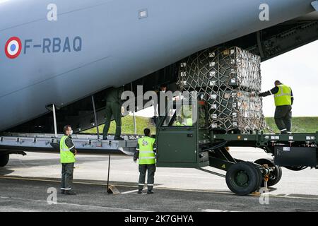 ©PHOTOPQR/BERRY REPUBLICAIN/Pierrick DELOBELLE ; ; 03/03/2022 ; Chargement à Avord de dix Tons de munition dans un avion militaire Airbus A400M à Destination des soldats français à Constanta sur la base aérienne avancée de l'Otan en Roumanie, le 03-03-22 sur la base aérienne 702 d'Avord Avord, Frankreich, märz 3. 2022 Verladung von zehn Tonnen Munitionsmenge in einem Airbus A400M-Militärflugzeug, das am 03-03-22 auf dem Luftwaffenstützpunkt 702 von Avord nach französischen Soldaten in Constanta auf dem vorderen Luftwaffenstützpunkt der NATO in Rumänien abflog Stockfoto