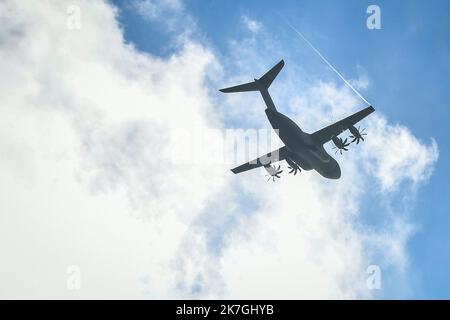 ©PHOTOPQR/BERRY REPUBLICAIN/Pierrick DELOBELLE ; ; 03/03/2022 ; Chargement à Avord de dix Tons de munition dans un avion militaire Airbus A400M à Destination des soldats français à Constanta sur la base aérienne avancée de l'Otan en Roumanie, le 03-03-22 sur la base aérienne 702 d'Avord Avord, Frankreich, märz 3. 2022 Verladung von zehn Tonnen Munitionsmenge in einem Airbus A400M-Militärflugzeug, das am 03-03-22 auf dem Luftwaffenstützpunkt 702 von Avord nach französischen Soldaten in Constanta auf dem vorderen Luftwaffenstützpunkt der NATO in Rumänien abflog Stockfoto