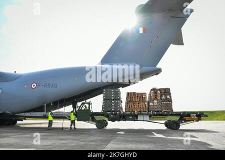 ©PHOTOPQR/BERRY REPUBLICAIN/Pierrick DELOBELLE ; ; 03/03/2022 ; Chargement à Avord de dix Tons de munition dans un avion militaire Airbus A400M à Destination des soldats français à Constanta sur la base aérienne avancée de l'Otan en Roumanie, le 03-03-22 sur la base aérienne 702 d'Avord Avord, Frankreich, märz 3. 2022 Verladung von zehn Tonnen Munitionsmenge in einem Airbus A400M-Militärflugzeug, das am 03-03-22 auf dem Luftwaffenstützpunkt 702 von Avord nach französischen Soldaten in Constanta auf dem vorderen Luftwaffenstützpunkt der NATO in Rumänien abflog Stockfoto