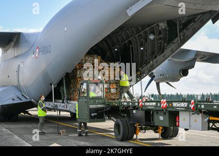 ©PHOTOPQR/BERRY REPUBLICAIN/Pierrick DELOBELLE ; ; 03/03/2022 ; Chargement à Avord de dix Tons de munition dans un avion militaire Airbus A400M à Destination des soldats français à Constanta sur la base aérienne avancée de l'Otan en Roumanie, le 03-03-22 sur la base aérienne 702 d'Avord Avord, Frankreich, märz 3. 2022 Verladung von zehn Tonnen Munitionsmenge in einem Airbus A400M-Militärflugzeug, das am 03-03-22 auf dem Luftwaffenstützpunkt 702 von Avord nach französischen Soldaten in Constanta auf dem vorderen Luftwaffenstützpunkt der NATO in Rumänien abflog Stockfoto