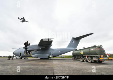 ©PHOTOPQR/BERRY REPUBLICAIN/Pierrick DELOBELLE ; ; 03/03/2022 ; Chargement à Avord de dix Tons de munition dans un avion militaire Airbus A400M à Destination des soldats français à Constanta sur la base aérienne avancée de l'Otan en Roumanie, le 03-03-22 sur la base aérienne 702 d'Avord Avord, Frankreich, märz 3. 2022 Verladung von zehn Tonnen Munitionsmenge in einem Airbus A400M-Militärflugzeug, das am 03-03-22 auf dem Luftwaffenstützpunkt 702 von Avord nach französischen Soldaten in Constanta auf dem vorderen Luftwaffenstützpunkt der NATO in Rumänien abflog Stockfoto