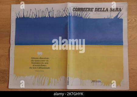 ©Pierre Teyssot/MAXPPP ; Corriere della Sera - ukrainische Flagge. Krieg in der Ukraine. Mailand, Italien am 3. März 2022. Titelseite der italienischen Nachrichtenzeitung Corriere della Sera von Mimmo Paladino, die eine ukrainische Flagge in Solidarität mit der Ukraine nach einem 7-tägigen russischen Krieg gegen die Ukraine vertritt. â© Pierre Teyssot/Maxppp Stockfoto