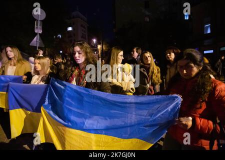 Kiew, Ukraine. 17. Oktober 2022. Demonstranten halten ukrainische Flaggen während einer Demonstration gegen den Iran, der angeblich Drohnen nach Russland liefert. Nach einem russischen Drohnenangriff, der nach Ansicht der lokalen Behörden in Kiew als unbemannte Luftfahrzeuge (UAVs) Shahed-136 aus iranischer Herstellung bezeichnet wird, wird heute Morgen vor der iranischen Botschaft eine Demonstration durchgeführt. Bei einem Drohnenangriff auf ein Wohnhaus im Zentrum von Kiew wurden mindestens vier Menschen getötet. Kredit: SOPA Images Limited/Alamy Live Nachrichten Stockfoto