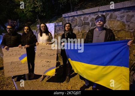 Kiew, Ukraine. 17. Oktober 2022. Demonstranten halten ukrainische Flaggen und Plakate während einer Demonstration gegen den Iran, der angeblich Drohnen nach Russland liefert. Nach einem russischen Drohnenangriff, der nach Ansicht der lokalen Behörden in Kiew als unbemannte Luftfahrzeuge (UAVs) Shahed-136 aus iranischer Herstellung bezeichnet wird, wird heute Morgen vor der iranischen Botschaft eine Demonstration durchgeführt. Bei einem Drohnenangriff auf ein Wohnhaus im Zentrum von Kiew wurden mindestens vier Menschen getötet. Kredit: SOPA Images Limited/Alamy Live Nachrichten Stockfoto