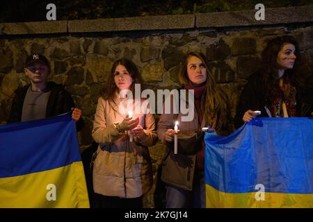 Kiew, Ukraine. 17. Oktober 2022. Während einer Demonstration gegen den Iran, der angeblich Drohnen nach Russland liefert, halten Demonstranten brennende Kerzen und ukrainische Fahnen fest. Nach einem russischen Drohnenangriff, der nach Ansicht der lokalen Behörden in Kiew als unbemannte Luftfahrzeuge (UAVs) Shahed-136 aus iranischer Herstellung bezeichnet wird, wird heute Morgen vor der iranischen Botschaft eine Demonstration durchgeführt. Bei einem Drohnenangriff auf ein Wohnhaus im Zentrum von Kiew wurden mindestens vier Menschen getötet. Kredit: SOPA Images Limited/Alamy Live Nachrichten Stockfoto