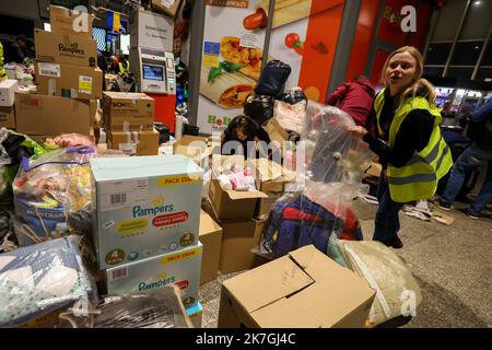 ©PHOTOPQR/L'EST REPUBLICAIN/MICHAEL DESPREZ ; VARSOVIE ; 03/03/2022 ; UKRAINE - UKRAINIEN - UKRAINIENNE - REFUGIE - REFUGIES - GUERRE - RESORTISSANTS UKRAINIENS VARSOVIE 03-03-2022. UN Camp de réfugiés s'est organisé à la gare routière ouest Dworzec Autobushowy Warszawa Zachodnia. Foto Michaël Desprez - Flüchtlingslager am Warschauer Busbahnhof Stockfoto