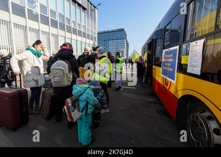 ©PHOTOPQR/L'EST REPUBLICAIN/MICHAEL DESPREZ ; VARSOVIE ; 03/03/2022 ; UKRAINE - UKRAINIEN - UKRAINIENNE - REFUGIE - REFUGIES - GUERRE - RESORTISSANTS UKRAINIENS VARSOVIE 03-03-2022. UN Camp de réfugiés s'est organisé à la gare routière ouest Dworzec Autobushowy Warszawa Zachodnia. Foto Michaël Desprez - Flüchtlingslager am Warschauer Busbahnhof Stockfoto