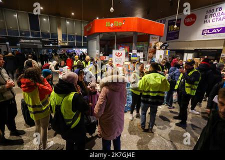 ©PHOTOPQR/L'EST REPUBLICAIN/MICHAEL DESPREZ ; VARSOVIE ; 03/03/2022 ; UKRAINE - UKRAINIEN - UKRAINIENNE - REFUGIE - REFUGIES - GUERRE - RESORTISSANTS UKRAINIENS VARSOVIE 03-03-2022. UN Camp de réfugiés s'est organisé à la gare routière ouest Dworzec Autobushowy Warszawa Zachodnia. Foto Michaël Desprez - Flüchtlingslager am Warschauer Busbahnhof Stockfoto