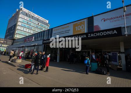 ©PHOTOPQR/L'EST REPUBLICAIN/MICHAEL DESPREZ ; VARSOVIE ; 03/03/2022 ; UKRAINE - UKRAINIEN - UKRAINIENNE - REFUGIE - REFUGIES - GUERRE - RESORTISSANTS UKRAINIENS VARSOVIE 03-03-2022. UN Camp de réfugiés s'est organisé à la gare routière ouest Dworzec Autobushowy Warszawa Zachodnia. Foto Michaël Desprez - Flüchtlingslager am Warschauer Busbahnhof Stockfoto