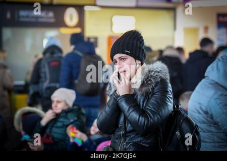 ©PHOTOPQR/L'EST REPUBLICAIN/MICHAEL DESPREZ ; VARSOVIE ; 03/03/2022 ; UKRAINE - UKRAINIEN - UKRAINIENNE - REFUGIE - REFUGIES - GUERRE - RESORTISSANTS UKRAINIENS VARSOVIE 03-03-2022. UN Camp de réfugiés s'est organisé à la gare routière ouest Dworzec Autobushowy Warszawa Zachodnia. Foto Michaël Desprez - Flüchtlingslager am Warschauer Busbahnhof Stockfoto