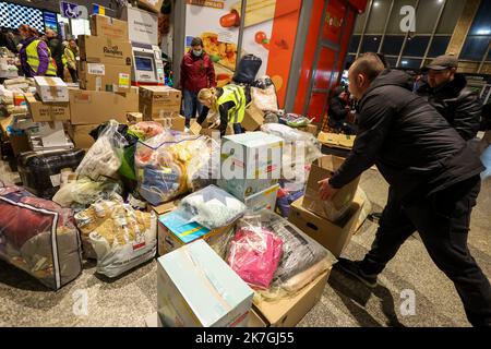 ©PHOTOPQR/L'EST REPUBLICAIN/MICHAEL DESPREZ ; VARSOVIE ; 03/03/2022 ; UKRAINE - UKRAINIEN - UKRAINIENNE - REFUGIE - REFUGIES - GUERRE - RESORTISSANTS UKRAINIENS VARSOVIE 03-03-2022. UN Camp de réfugiés s'est organisé à la gare routière ouest Dworzec Autobushowy Warszawa Zachodnia. Foto Michaël Desprez - Flüchtlingslager am Warschauer Busbahnhof Stockfoto