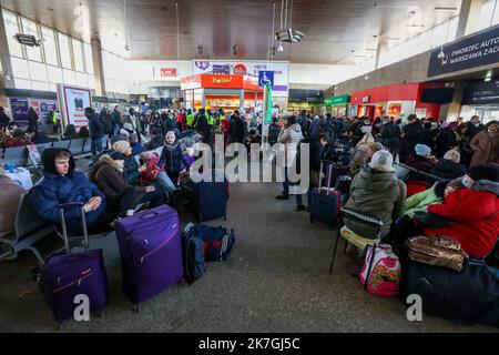 ©PHOTOPQR/L'EST REPUBLICAIN/MICHAEL DESPREZ ; VARSOVIE ; 03/03/2022 ; UKRAINE - UKRAINIEN - UKRAINIENNE - REFUGIE - REFUGIES - GUERRE - RESORTISSANTS UKRAINIENS VARSOVIE 03-03-2022. UN Camp de réfugiés s'est organisé à la gare routière ouest Dworzec Autobushowy Warszawa Zachodnia. Foto Michaël Desprez - Flüchtlingslager am Warschauer Busbahnhof Stockfoto