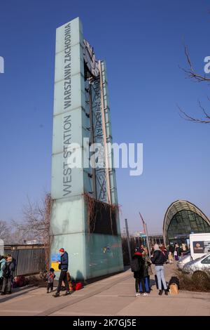 ©PHOTOPQR/L'EST REPUBLICAIN/MICHAEL DESPREZ ; VARSOVIE ; 03/03/2022 ; UKRAINE - UKRAINIEN - UKRAINIENNE - REFUGIE - REFUGIES - GUERRE - RESORTISSANTS UKRAINIENS VARSOVIE 03-03-2022. UN Camp de réfugiés s'est organisé à la gare routière ouest Dworzec Autobushowy Warszawa Zachodnia. Foto Michaël Desprez - Flüchtlingslager am Warschauer Busbahnhof Stockfoto