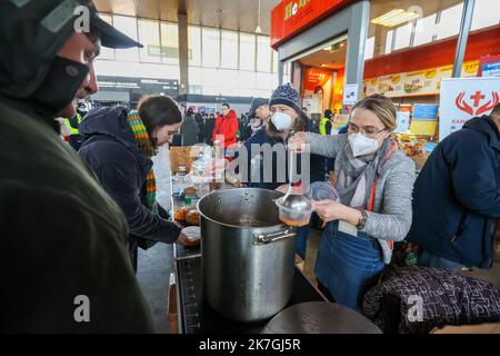 ©PHOTOPQR/L'EST REPUBLICAIN/MICHAEL DESPREZ ; VARSOVIE ; 03/03/2022 ; UKRAINE - UKRAINIEN - UKRAINIENNE - REFUGIE - REFUGIES - GUERRE - RESORTISSANTS UKRAINIENS VARSOVIE 03-03-2022. UN Camp de réfugiés s'est organisé à la gare routière ouest Dworzec Autobushowy Warszawa Zachodnia. Foto Michaël Desprez - Flüchtlingslager am Warschauer Busbahnhof Stockfoto