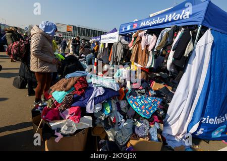 ©PHOTOPQR/L'EST REPUBLICAIN/MICHAEL DESPREZ ; VARSOVIE ; 03/03/2022 ; UKRAINE - UKRAINIEN - UKRAINIENNE - REFUGIE - REFUGIES - GUERRE - RESORTISSANTS UKRAINIENS VARSOVIE 03-03-2022. UN Camp de réfugiés s'est organisé à la gare routière ouest Dworzec Autobushowy Warszawa Zachodnia. Foto Michaël Desprez - Flüchtlingslager am Warschauer Busbahnhof Stockfoto