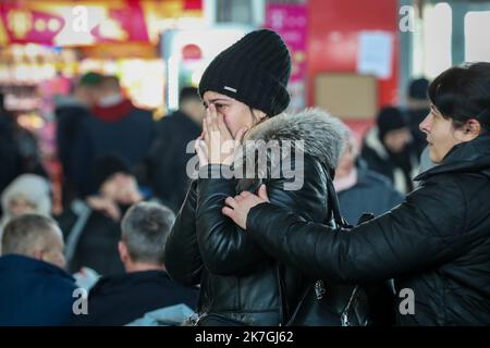 ©PHOTOPQR/L'EST REPUBLICAIN/MICHAEL DESPREZ ; VARSOVIE ; 03/03/2022 ; UKRAINE - UKRAINIEN - UKRAINIENNE - REFUGIE - REFUGIES - GUERRE - RESORTISSANTS UKRAINIENS VARSOVIE 03-03-2022. UN Camp de réfugiés s'est organisé à la gare routière ouest Dworzec Autobushowy Warszawa Zachodnia. Foto Michaël Desprez - Flüchtlingslager am Warschauer Busbahnhof Stockfoto