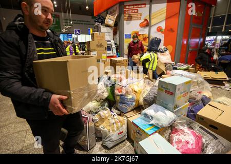 ©PHOTOPQR/L'EST REPUBLICAIN/MICHAEL DESPREZ ; VARSOVIE ; 03/03/2022 ; UKRAINE - UKRAINIEN - UKRAINIENNE - REFUGIE - REFUGIES - GUERRE - RESORTISSANTS UKRAINIENS VARSOVIE 03-03-2022. UN Camp de réfugiés s'est organisé à la gare routière ouest Dworzec Autobushowy Warszawa Zachodnia. Foto Michaël Desprez - Flüchtlingslager am Warschauer Busbahnhof Stockfoto