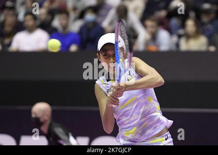 ©PHOTOPQR/LE PROGRES/Joël PHILIPPON - Lyon 05/03/2022 - Caroline Garcia-Shuai Zhang. Open féminin WTA 250 de Lyon. 5. märz 2022 - Ici Shuai Zhang. Caroline Garcia-Shuai Zhang. Open féminin WTA 250 de Lyon Stockfoto